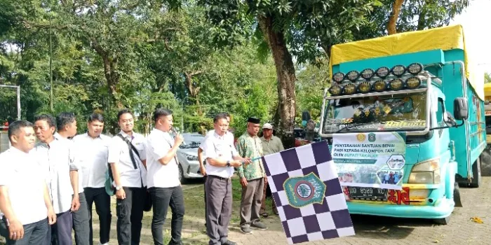 Kadis Pertanian Bagikan Bibit Padi ke 210 Kelompok Tani Takalar
