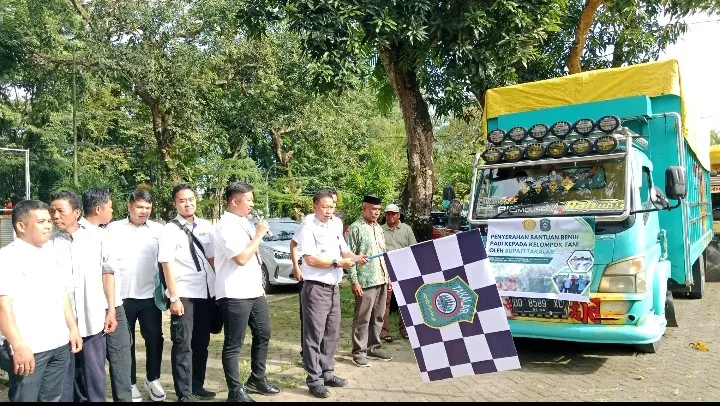 Kadis Pertanian Bagikan Bibit Padi ke 210 Kelompok Tani Takalar