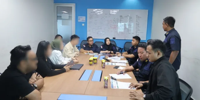 Petugas saat Imigrasi Makassar Gelar Operasi Wirawaspada 2026 melakukan pemeriksaan WNA