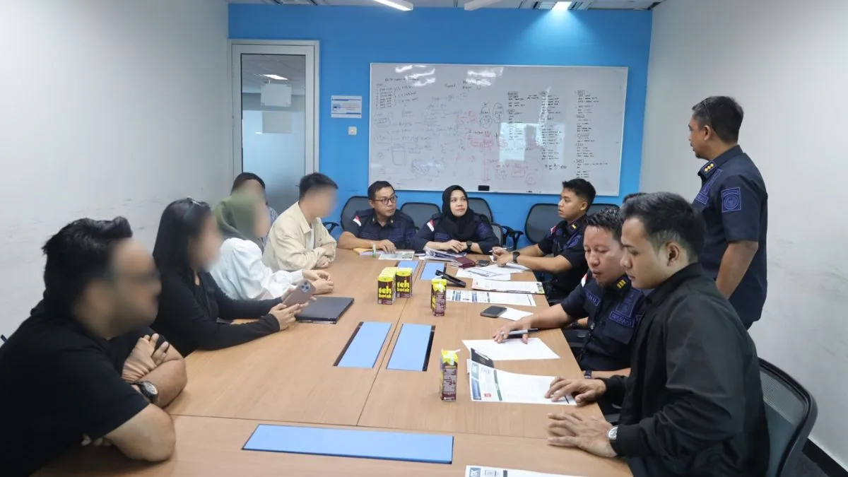Operasi Wirawaspada 2026 Imigrasi Makassar Tangkap WNA Myanmar dan Pakistan Petugas saat Imigrasi Makassar Gelar Operasi Wirawaspada 2026 melakukan pemeriksaan WNA