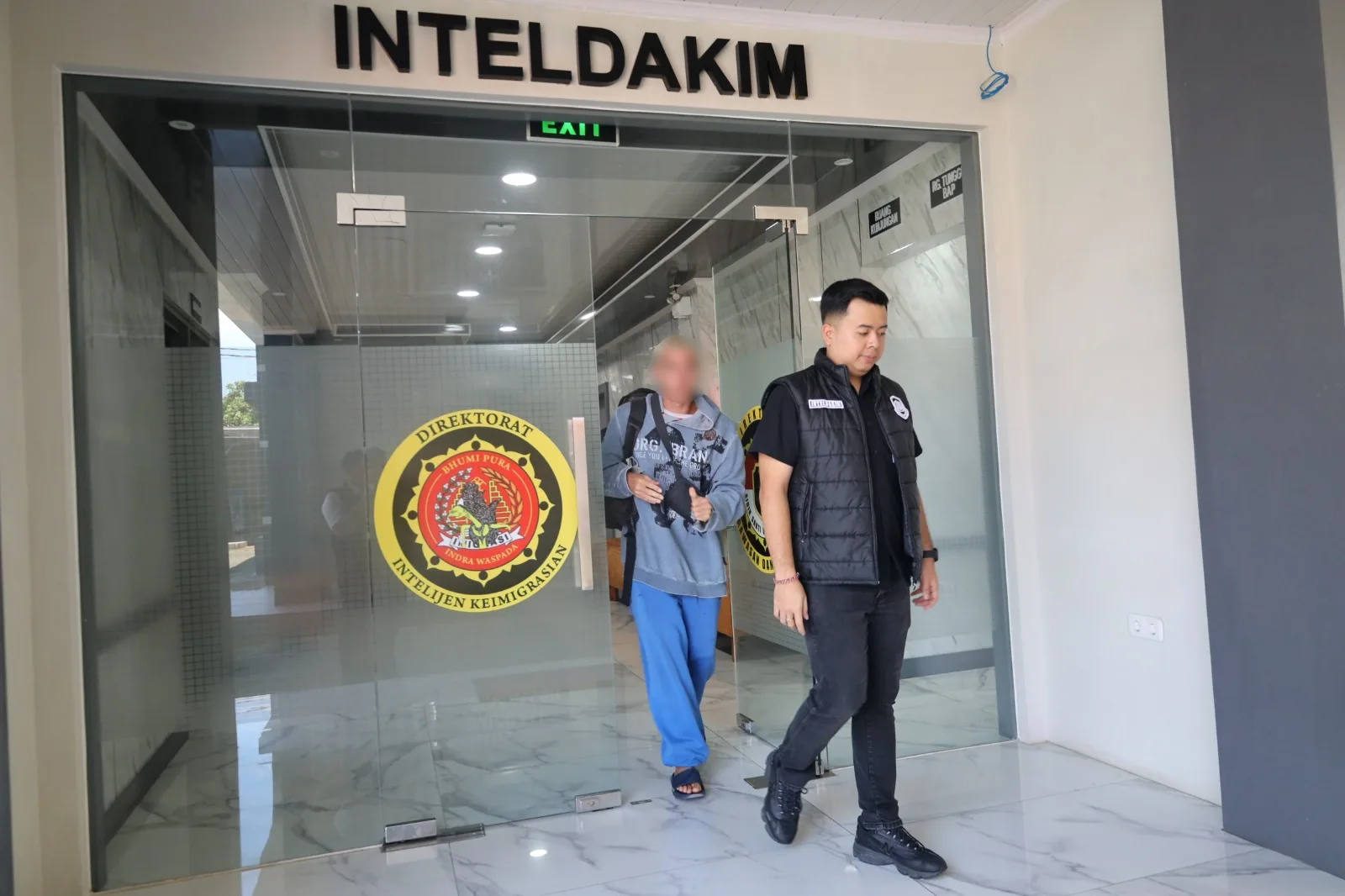 WN Belgia Pelaku Aksi Viral Terjun ke Laut Pakai Motor Rental Berhasil Diamankan di Bandara Sultan Hasanuddin