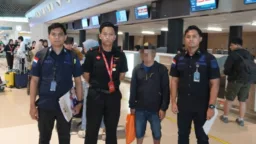 Imigrasi Makassar Deportasi WN Filipina Akibat Nekat Langgar Ketertiban Umum Petugas Kantor Imigrasi Makassar saat mengawal ketat proses pendeportasian seorang warga negara asing asal Filipina di area keberangkatan bandara