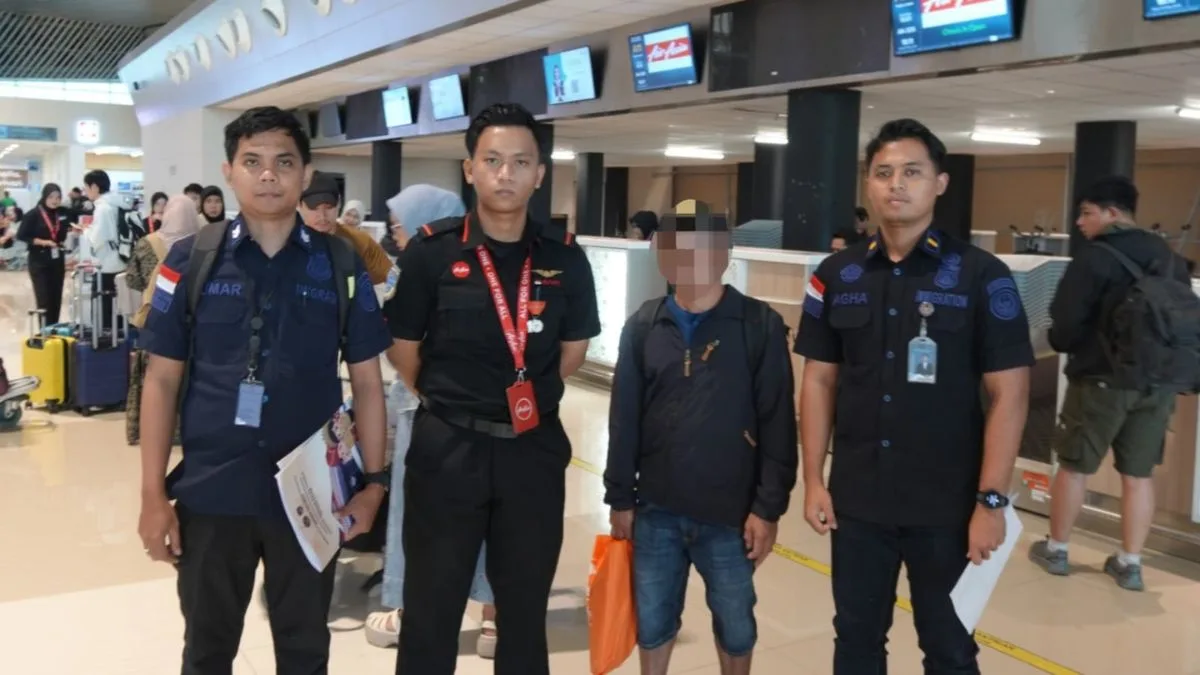 Imigrasi Makassar Deportasi WN Filipina Akibat Nekat Langgar Ketertiban Umum Petugas Kantor Imigrasi Makassar saat mengawal ketat proses pendeportasian seorang warga negara asing asal Filipina di area keberangkatan bandara