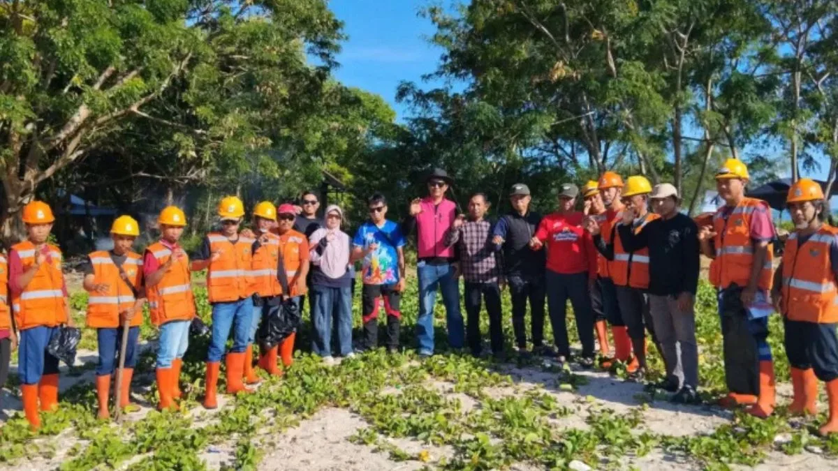 Peduli Pulau Sanrobengi, DLHP dan Dinas Pariwisata Takalar Gelar Aksi Bersih Bersama