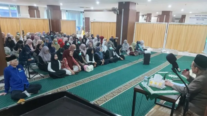 Suasana pengajian bulanan karyawan RS PKU Muhammadiyah Unismuh Makassar bersama KH Said Abdul Shamad di Mushallah RS