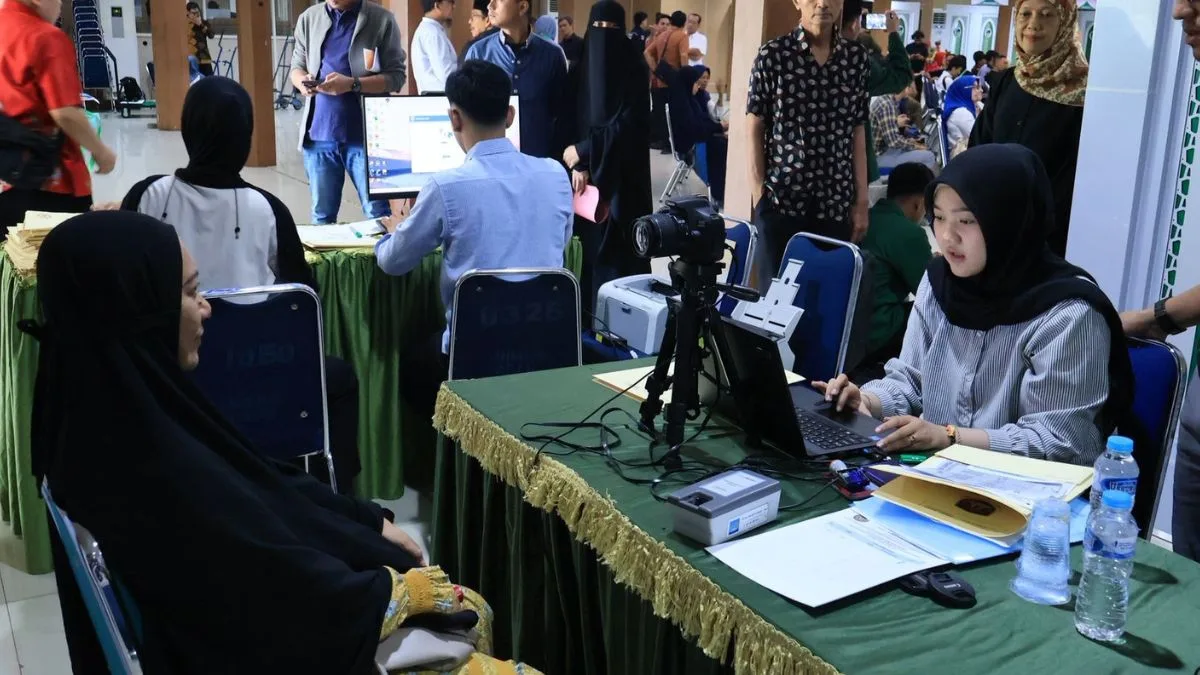 Eazy Paspor Imigrasi Makassar Sasar Kampus UMI, Wujud Nyata Program Imigrasi Untuk Rakyat Suasana pelayanan jemput bola Eazy Paspor oleh Kantor Imigrasi Makassar di aula Universitas Muslim Indonesia (UMI), memperlihatkan petugas melayani foto dan wawancara paspor