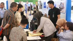 Suasana ramai pengunjung di booth Eazy Passport Kantor Imigrasi Makassar di Trans Studio Mall Makassar