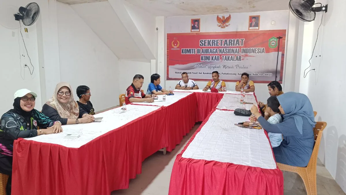 Suasana rapat panitia pelantikan pengurus Komite Olahraga Nasional Indonesia KONI Kabupaten Takalar yang dipimpin oleh Kompol Alauddin Torki di dalam ruangan sekretariat