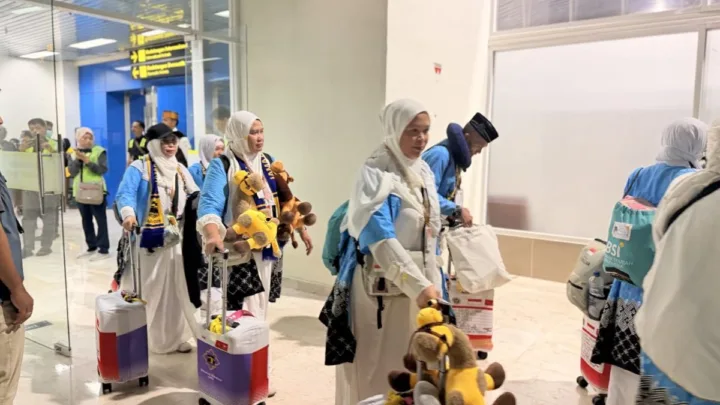 Kloter Pertama Mendarat, Imigrasi Makassar Gunakan Aplikasi All Indonesia Untuk Percepat Pemeriksaan Jemaah Haji