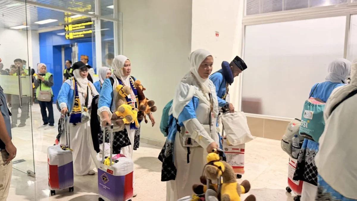Kloter Pertama Mendarat, Imigrasi Makassar Gunakan Aplikasi All Indonesia Untuk Percepat Pemeriksaan Jemaah Haji