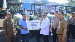 Perkuat Ketahanan Pangan, Bupati Takalar Serahkan Bantuan Traktor kepada Kelompok Tani Binaan Polres Takalar