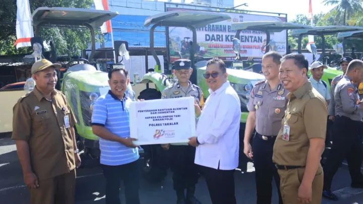 Perkuat Ketahanan Pangan, Bupati Takalar Serahkan Bantuan Traktor kepada Kelompok Tani Binaan Polres Takalar
