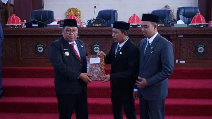 Bupati Takalar Serahkan Ranperda APBD 2025