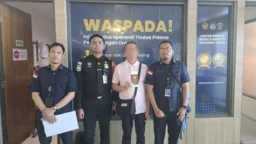 Bekerja di Pabrik Pakai Visa Turis, WNA Tiongkok Dideportasi Imigrasi Makassar Bekerja di Pabrik Pakai Visa Turis, WNA Tiongkok Dideportasi Imigrasi Makassar