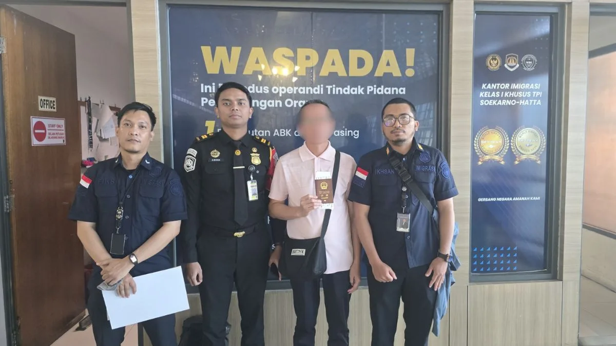Bekerja di Pabrik Pakai Visa Turis, WNA Tiongkok Dideportasi Imigrasi Makassar Bekerja di Pabrik Pakai Visa Turis, WNA Tiongkok Dideportasi Imigrasi Makassar