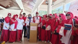 Rayakan HUT ke-81 RI, Dinas P2KBP3A Merah Raih Juara Satu Gerak Jalan Santai Rayakan HUT ke-81 RI, Dinas P2KBP3A Merah Raih Juara Satu Gerak Jalan Santai