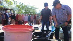Respons Kekeringan di Takalar, Bupati Daeng Manye Turun Langsung Bagikan Air Bersih