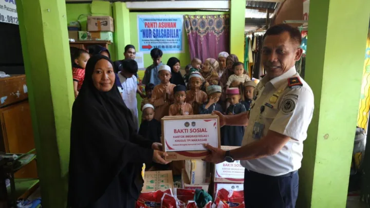Semarakkan HUT Ke-81 RI, Imigrasi Makassar Gelar Bakti Sosial Hingga Paspor Ceria