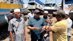 Dengar Keluhan Solar dan Izin Kapal, Bupati Takalar Temui Nelayan Palalakkang
