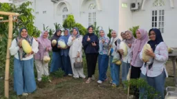 Ketua TP-PKK dan Ibu Forkopimda Takalar Panen Timun Suri di Rujab Bupati Ketua TP-PKK dan Ibu Forkopimda Takalar Panen Timun Suri di Rujab Bupati