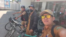 Tengah Kelangkaan BBM, Pegawai Diskominfo-SP Takalar Pilih Bersepeda ke Kantor Tengah Kelangkaan BBM, Pegawai Diskominfo-SP Takalar Pilih Bersepeda ke Kantor