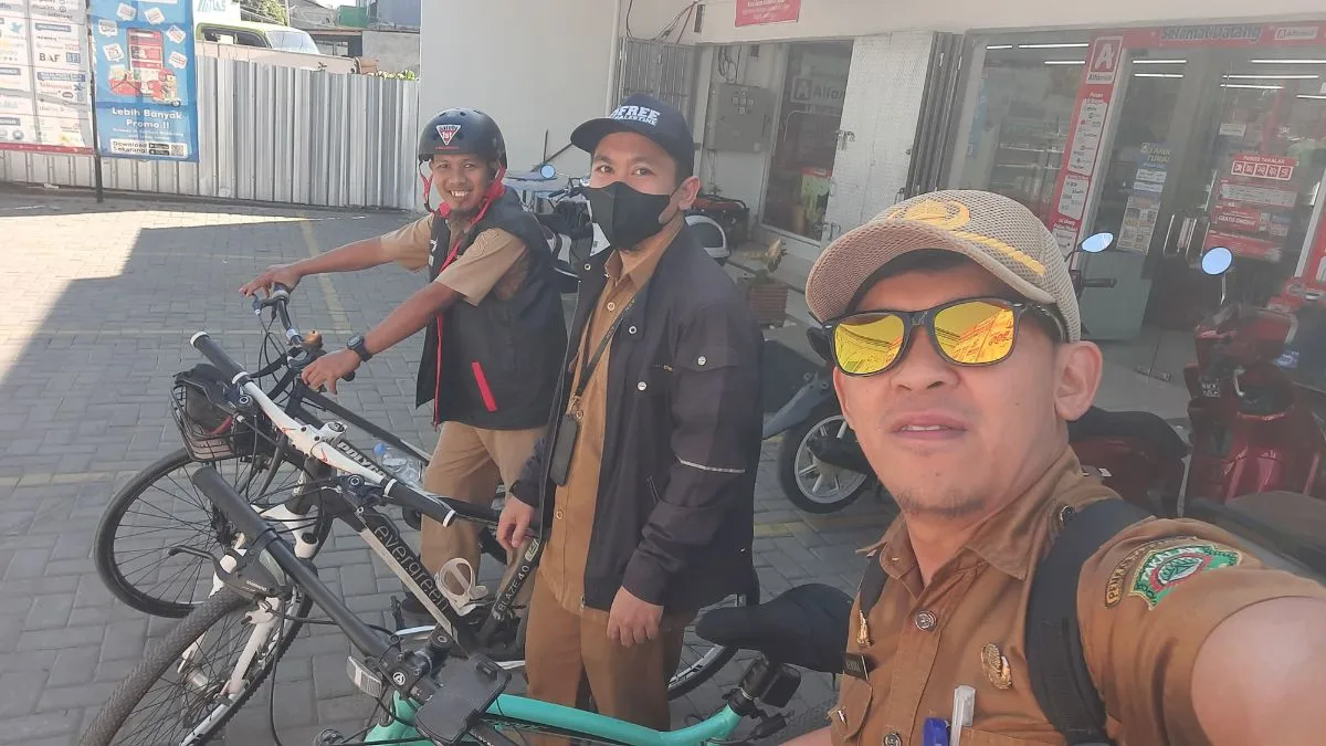 Tengah Kelangkaan BBM, Pegawai Diskominfo-SP Takalar Pilih Bersepeda ke Kantor