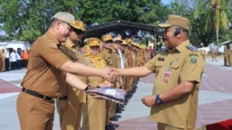 Pimpin Apel Gabungan, Bupati Daeng Manye Serahkan SK Mutasi ASN Pemkab Takalar Pimpin Apel Gabungan, Bupati Daeng Manye Serahkan SK Mutasi ASN Pemkab Takalar